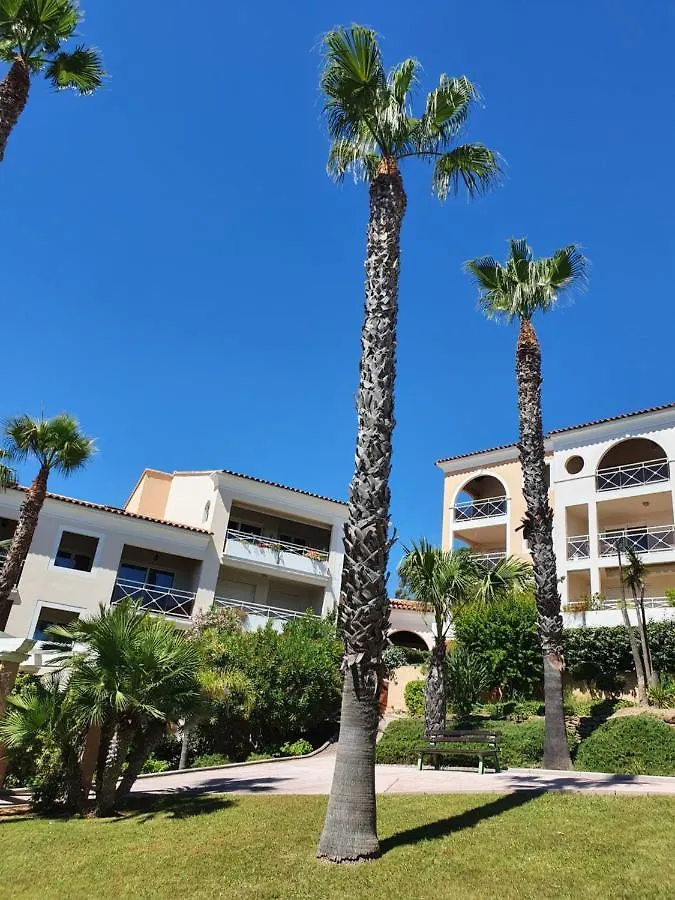 Apartment Location Appartement Pour 4 Personnes Presqu Ile De Giens Residence 3 Etoiles Hyeres